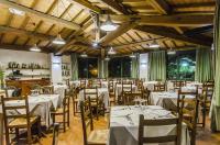 jadalnia z białymi stołami i krzesłami w obiekcie Flaminio Village Bungalow Park w Rzymie