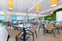 Un restaurante u otro lugar para comer en Accessible Seaview Unit 3