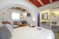 Posteľ alebo postele v izbe v ubytovaní Naxos Island Escape Suites