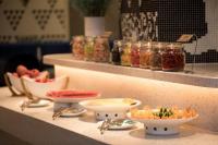 um balcão com tigelas de comida e potes de picles em Feeling Parent-Child Family Hotel Xi'an em Xian