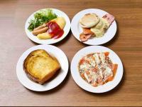 4 platos de desayuno en una mesa en APA Hotel Asakusabashi Ekimae, en Tokio