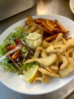 einen Teller mit Salat und Pommes frites in der Unterkunft Domaine Saône-Valley in Traves