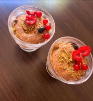 zwei Plastikbehälter mit Obst auf einem Tisch in der Unterkunft Domaine Saône-Valley in Traves