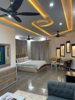 Un dormitorio con una cama y una sala de estar. en The Bless inn Hotel, en Islamabad