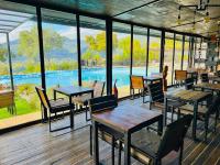 a restaurant with tables and chairs and a swimming pool at ECOREFUGIO SPA in Colbún Alto