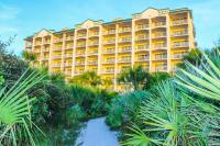ein Hotel mit Palmen davor in der Unterkunft The Resort on Cocoa Beach in Cocoa Beach