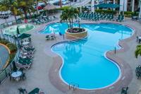 eine Draufsicht auf einen Swimmingpool in einem Resort in der Unterkunft The Resort on Cocoa Beach in Cocoa Beach
