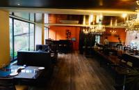 Khu vực ghế ngồi tại Krishna Inn - Royal Hotels