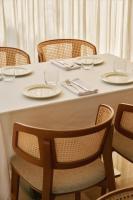 サンダンスキにあるNik Palas Luxury Residenceのテーブル(椅子、皿、ワイングラス付)