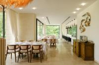 サンダンスキにあるNik Palas Luxury Residenceのテーブルと椅子と窓のあるダイニングルーム