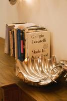 サンダンスキにあるNik Palas Luxury Residenceの本棚の上に置かれた本が入ったボウル