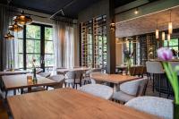 ein Restaurant mit Tischen, Stühlen und Fenstern in der Unterkunft Résidence Lage Vuursche in Lage Vuursche
