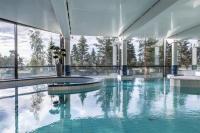 Una gran piscina con agua azul en un edificio. en Scandic Laajavuori, en Jyväskylä