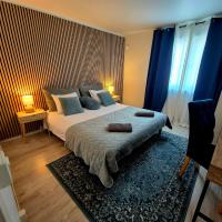 Un dormitorio con una cama grande con almohadas azules. en SO Easy Stay, Malmö, en Malmö
