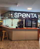 维多利亚ibis budget Vitoria的商店里的酒吧挂着餐厅的招牌。