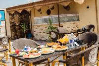 Una mesa con platos de comida encima en Five Pyramids Peaks View, en El Cairo