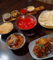 Ein Tisch voller Schüsseln mit Essen und Schüsseln mit Soße in der Unterkunft 4 Sisters Inn in North Kyme