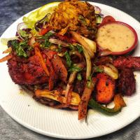 ein Teller mit Fleisch und Gemüse auf einem Tisch in der Unterkunft 4 Sisters Inn in North Kyme