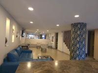Una sala de estar con un sofá azul y una mesa. en Hotel Castellana 95 Bogota By Hoteles Confort 80, en Bogotá