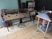 uma cozinha com um fogão e um lavatório em Jane's Beach Resort em Chacarita