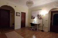 una oficina con escritorio y lámpara en una habitación en FlipHouse Rooms Pensión, en Bilbao