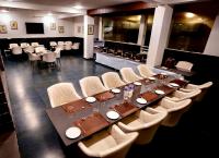 een grote eetkamer met een lange tafel en stoelen bij adiMOUNT-Kumaon Eco Resort in Dwārāhāt