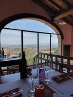una mesa con copas de vino en una mesa con vistas en Fattoria Il Milione Agriturismo, en Florencia