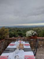 una mesa con platos y copas de vino en la parte superior en Fattoria Il Milione Agriturismo, en Florencia
