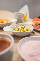 オスナブリュックにあるPrize by Radisson, Osnabruckの食べ物の皿やボウルが置かれたテーブル