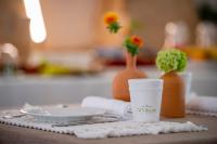 Masseria Montepaolo Dimora di Charme في كونفيرسانو: طاولة مع كوب وصحن ورد