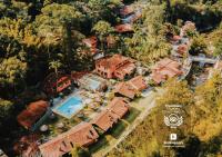 una vista aérea de una casa con piscina en Kastel Pedra Bonita, en Petrópolis