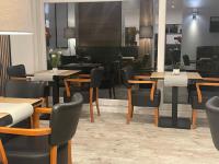 Un restaurante con mesas y sillas en una sala. en Hotel W Wolfsschlucht, en Baden-Baden