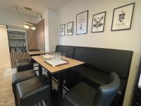 Un comedor con una mesa y sillas negras. en Hotel W Wolfsschlucht, en Baden-Baden