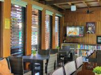 um restaurante com mesas e cadeiras numa biblioteca em Ciabel Hotel and Fitness Center em San Juan