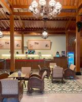 Un restaurante con mesas y sillas y una lámpara de araña. en Gomini Stay, en Cebongan