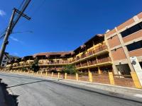 una calle vacía frente a un edificio de ladrillo en Hotel Garnier, en Campos do Jordão