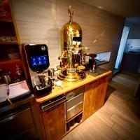 eine Küche mit einer Theke, auf der ein Handy liegt in der Unterkunft Niederhut-Residenz in Bad Neuenahr-Ahrweiler