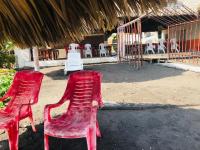 ChiquimulillaにあるHotel Nuevo Amanecerの赤い椅子2脚とテーブルと椅子