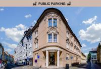 un gran edificio en la esquina de una calle en Elisabeth Old Town, en Bratislava