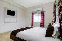 グルバルガにあるHotel O Silver Skyの大きなベッドと窓のある寝室