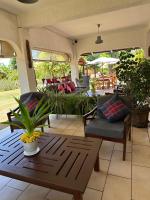 a living room with couches and a table at Hôtel Éden Roc Ivoire in San-Pédro