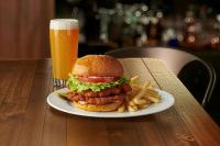 ein Sandwich und Pommes auf dem Tisch mit einem Glas Bier in der Unterkunft Four Points by Sheraton Accra Kotoka Airport in Accra