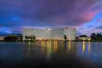 un gran edificio sentado a un lado de un cuerpo de agua en Grand Bay Hotel San Francisco, en Redwood City