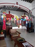 Un vestíbulo de un centro comercial con un sofá y una mesa. en Hotel Reforma, en Mérida