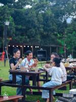 un grupo de personas sentadas en una mesa de picnic en Nature Retreat by the Waterfall, Toom Sara Village, 15mins to Ba Na Hills, en Mang Son