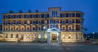 チェスターにあるThe Queen at Chester Hotel, BW Premier Collectionの夜の大きな建物