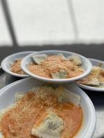 un grupo de platos de comida sobre una mesa en Hotel Selby, en San Juan