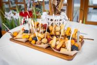 een schaal met eten op tafel met eetstokjes bij Guesthouse Siva Čaplja in Biš