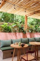 ein Wohnzimmer mit einem grünen Sofa und 2 Tischen in der Unterkunft Casa Toro La Punta in Puerto Escondido