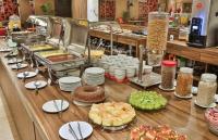 ein Buffet mit vielen verschiedenen Speisen in der Unterkunft Suite Particular no Hotel S4 Águas Claras in Brasilia